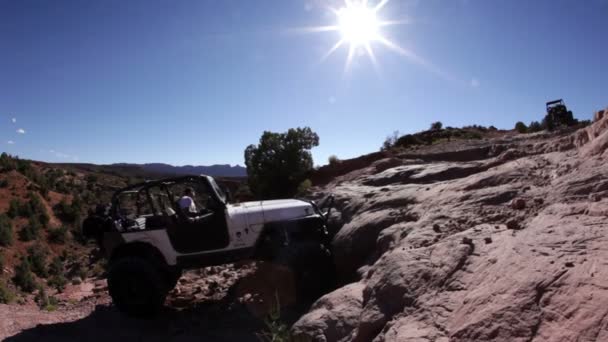 吉普车爬起石头作为吸烟轮胎 — 图库视频影像