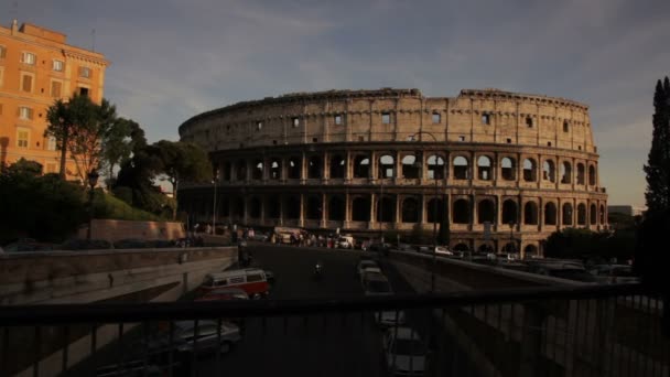 Colosseum sett från närliggande skywalk. — Stockvideo