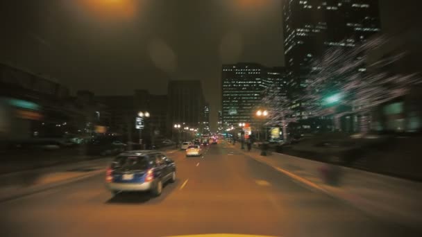 Emberek séta a night in Chicago — Stock videók