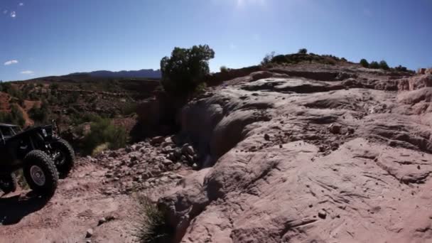 Jeep preparing to Scale a Large Ledge — Stock Video