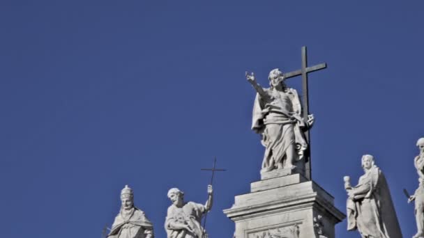Statues crowning the Archbasilica of St John Lateran — Stock Video