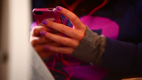 紫衣少女钉使用她的手机. — 图库视频影像