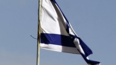 Rüzgarda sallayarak İsrail bayrağı