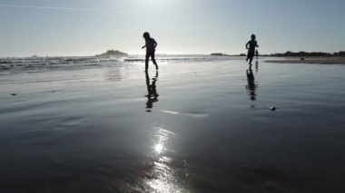 plajda çalışan kızlar