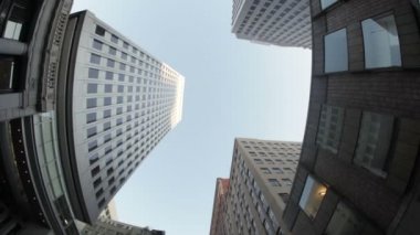 Şehir merkezindeki bir gökdelenler sürüş