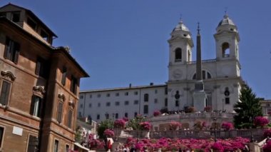 Trinita dei Monti güneşli bir günde