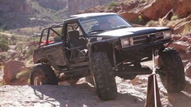 Jeep sürücüler dik yamaç