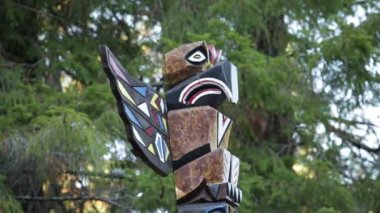 Oyma kuş Totem direği