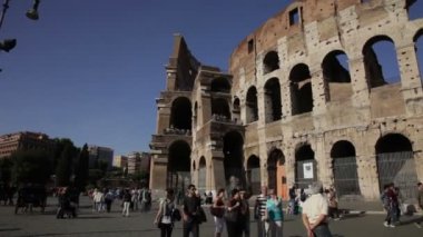 Turistler Roma'da güneşli bir günde Kolezyum dış dolaşmak, İtalya.