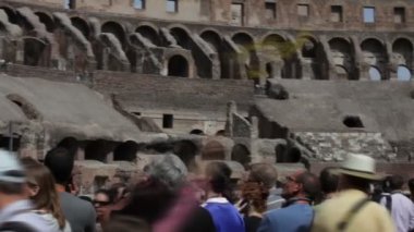 Colosseum'da dolaşan turistler. Roma, İtalya'da çekilmiş