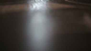 Roma'da gece arnavut kaldırımlı sokak