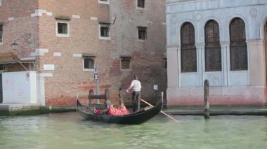 Venedik kanal aracılığıyla direksiyon şair.