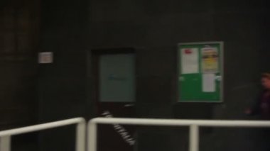 İtalyan tren istasyonundan geçmek.