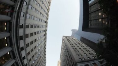 yüksek binaların arasında sürüş