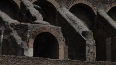 Colosseum içeriden görülen kemerler.