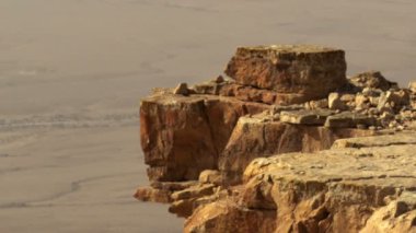 İsrail'de telif ücretsiz stok Video görüntüleri bir uçurumun kenarında atlamalı bir kuş vurdu