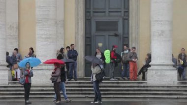 Ulaşım bekleyen turistler