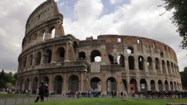 Colosseum çevresinde yürüyüş turist