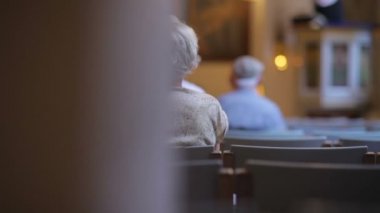 Yaşlı insanlar kilisede ibadet