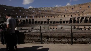 Kolezyum'da fotoğraf çeken ler.