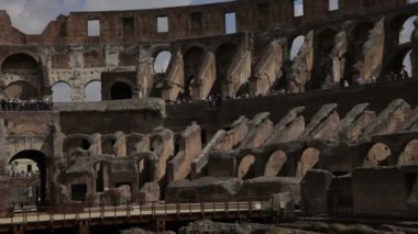 Colosseum uzak tarafında görülen turist