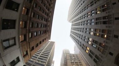 yüksek binaların arasında sürüş