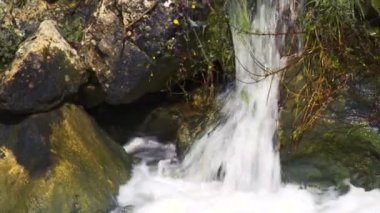 kayalara çöken su