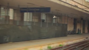 Bir İtalyan tren istasyonunun yanından geçmek