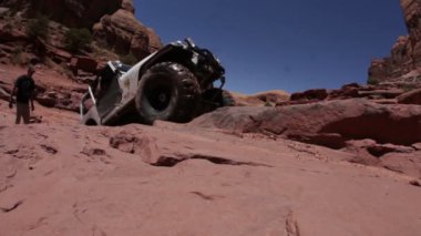 Jeep bir uçurumun üzerinde tırmanmaya çalışır