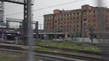 İtalyan tren istasyonu ve çok öykülü binalar.