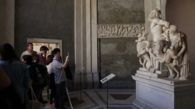 Turistler fotoğraf Laocoon müzede çekmek.