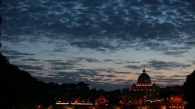 San Pietro ve gün batımında Vatikan Şehri.