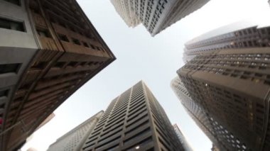 yüksek binaların arasında sürüş