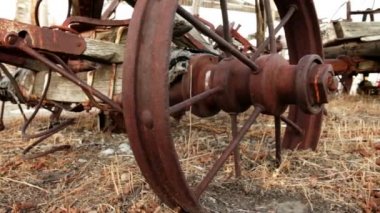 Eski, paslı bir alanda terk edilmiş pulluk