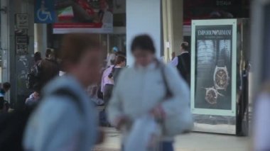 İtalya tren platformu.