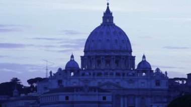 St Peter's Basilica alacakaranlıkta bir kubbe