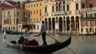 Venedik 'te bir kanalda Gondollar