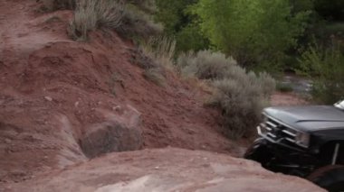 Moab kayaların üzerinden tırmanan cip