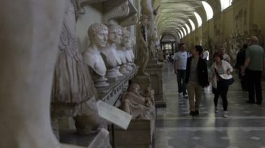 Turistler büstler Galeri yürüyor