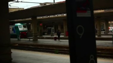 Bir İtalyan tren istasyonunu geçmek