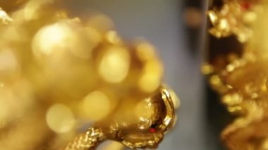 altın ejder heykelleri ekranda