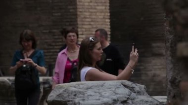 Roma'da Kolezyum'da fotoğraf çeken turistler, İtalya.