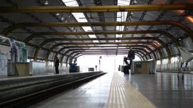 Az insan bir tren istasyonunda bekleyin