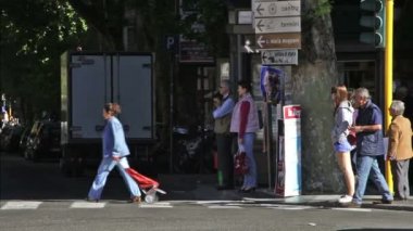 Yayalar yaya geçidi kavşak üzerinde