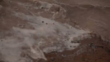 Colorado Nehri kıyısında çamurlu su