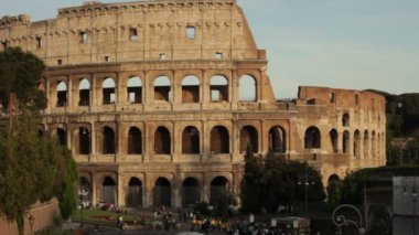 Kolezyum 'un etrafında dolaşan turistler
