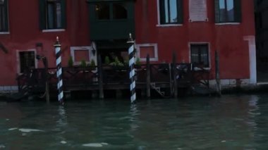 Ahşap yazılara tied tekneler ile İtalyan kanalı.