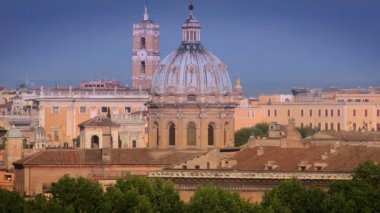 kubbeli bina ve Roma'da Saat Kulesi