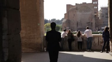 Colosseum'da fotoğraf çeken turistler