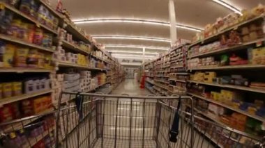 büyük bir koridordaki alışveriş sepeti